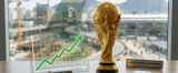 Taça da Copa do Mundo ao lado de um gráfico transparente com seta verde em ascensão, ilustrando o impacto econômico da Copa do Mundo.